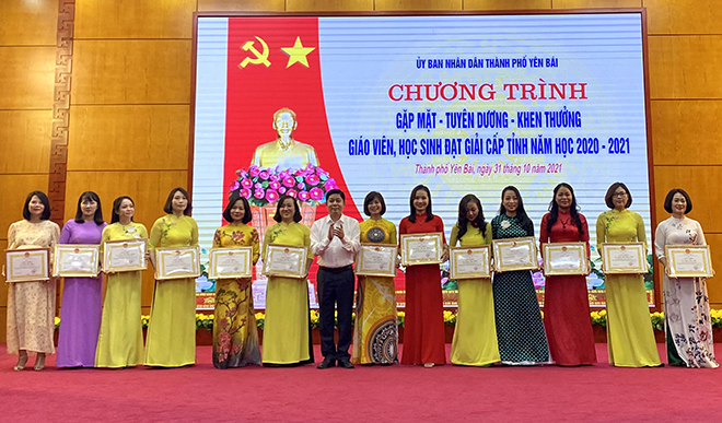 Lãnh đạo thành phố Yên Bái khen thưởng các giáo viên đạt giải tại Hội thi giáo viên dạy giỏi cấp tỉnh năm học 2020 - 2021.