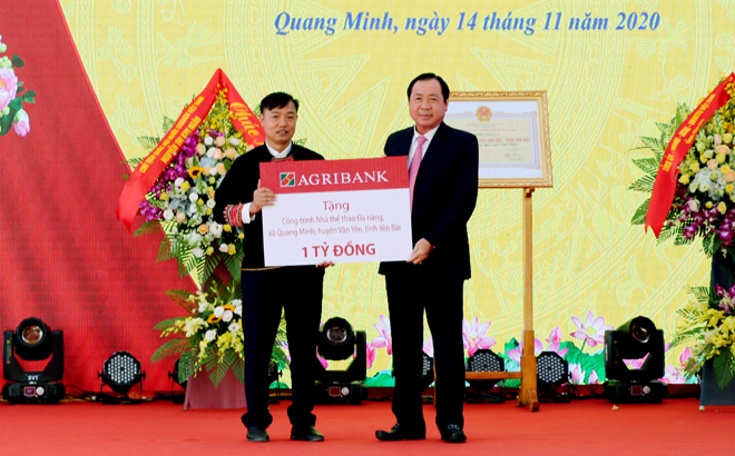 Ông Tiết Văn Thành – Tổng Giám đốc Agribank Việt Nam trao tặng 1 tỷ đồng cho xã Quang Minh