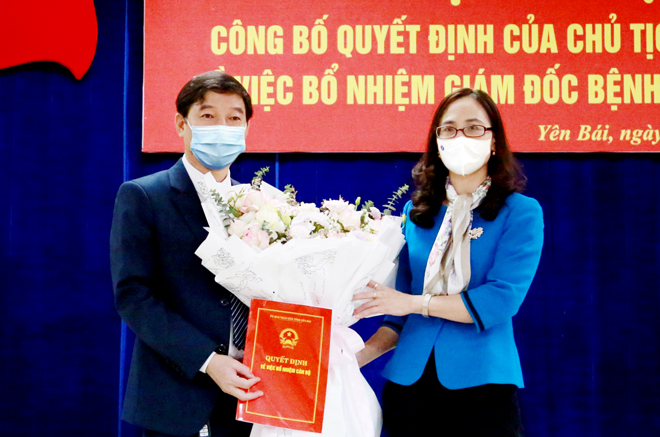 Thừa ủy quyền của UBND tỉnh, thạc sỹ, bác sỹ Lê Thị Hồng Vân - Giám đốc Sở tế tỉnh Yên Bái chúc mừng và trao quyết định bổ nhiệm đồng chí Trần Văn Quang giữ chức Giám đốc Bệnh viện Sản – Nhi tỉnh Yên Bái 