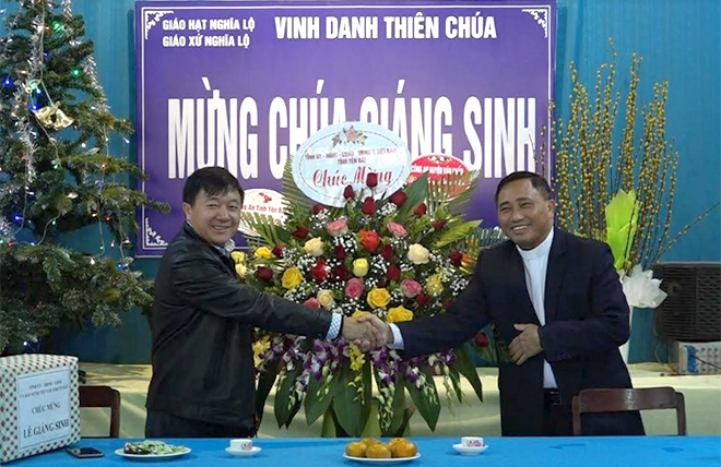 Đồng chí Giàng A Tông - Ủy viên Ban Thường vụ Tỉnh ủy, Chủ tịch Ủy ban Mặt trận Tổ quốc tỉnh tặng quà chúc mừng Hội đồng Giáo xứ Nghĩa Lộ