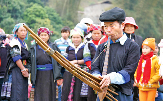 Khuyến khích tổ chức các trò chơi dân gian, tập thể mang tính cộng đồng cao nhằm phát huy bản sắc văn hóa tốt đẹp, sự gắn bó, đoàn kêt ở các cộng đồng dân cư, dòng họ, thôn, bản, tô dân phố, bảo đảm an toàn phòng, chống dịch bệnh. (Ảnh minh họa)