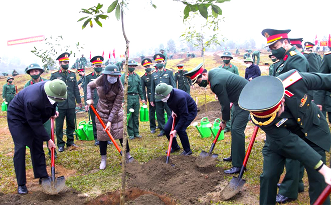 Đồng chí Trần Huy Tuấn, Phó Bí thư Tỉnh ủy, Chủ tịch UBND tỉnh Yên Bái trồng cây lưu niệm tại Trung đoàn 174, Sư đoàn 316