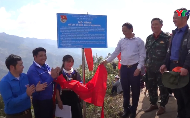 Lãnh đạo huyện Mù Cang Chải chụp ảnh lưu niệm cùng các cặp vợ chồng được trao Giấy chứng nhận đăng ký kết hôn tại buổi ra mắt mô hình 