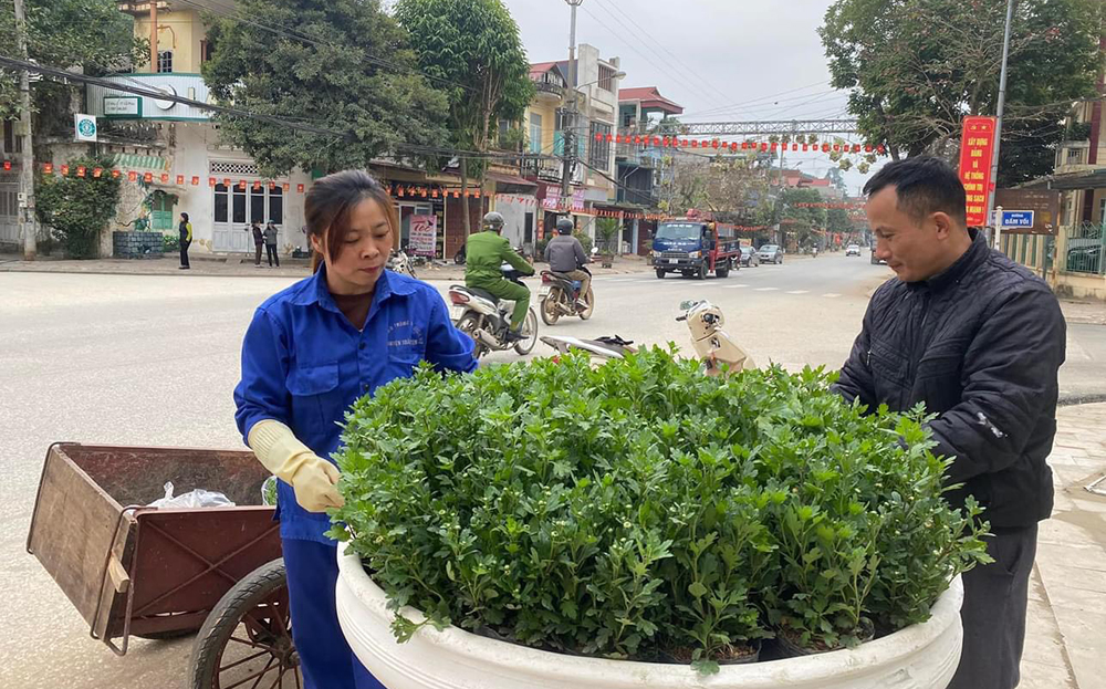 Công nhân của Ban Quản lý Dự án Đầu tư xây dựng huyện Trấn Yên cải tạo bồn hoa cây cảnh khu vực trung tâm huyện.