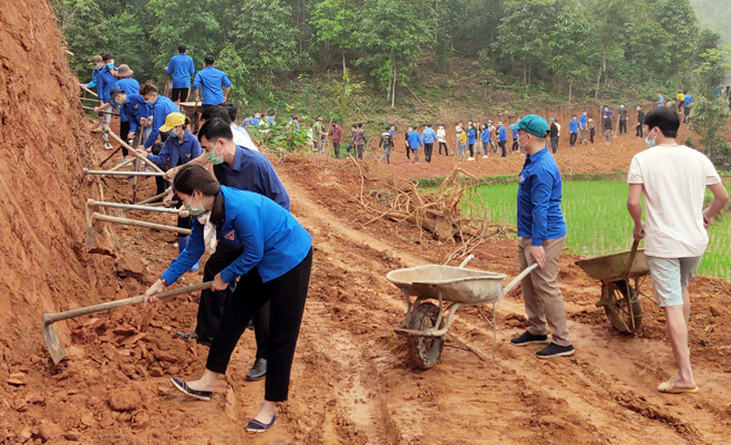 Lãnh đạo Tỉnh đoàn Yên Bái cùng đoàn viên thanh niên huyện Văn Chấn tham gia mở mới tuyến đường nối thôn Quăn 1 với thôn Quăn 2, xã Bình Thuận.