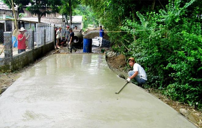 Nhân dân xã Thạch Lương bê tông hóa đường giao thông nông thôn.