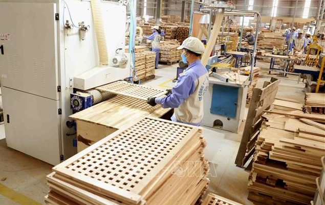 Sản xuất sản phẩm đồ gỗ xuất khẩu sang thị trường EU của Công ty CP WOODSLAND Tuyên Quang. Ảnh: TTXVN