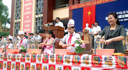 Đồng chí Ngô Thị Chinh - Phó chủ tịch UBND tỉnh, Trưởng BCĐ phòng, chống bệnh TCM tỉnh Yên Bái thực hành rửa tay bằng xà phòng tại lễ phát động.