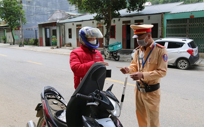 Cảnh sát giao thông huyện Mù Cang Chải kiểm tra giấy tờ đối với người điều khiển phương tiện.