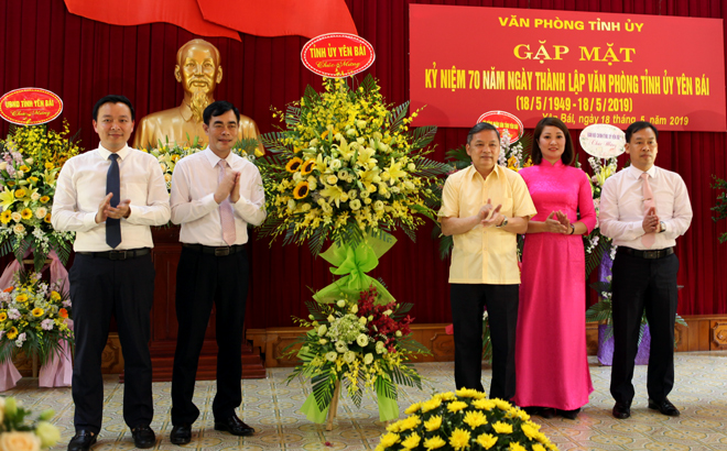 Äá»ng chÃ­ DÆ°Æ¡ng VÄn Thá»ng trao táº·ng láºµng hoa, chÃºc má»«ng cÃ¡n bá», cÃ´ng chá»©c, nhÃ¢n viÃªn VÄn phÃ²ng Tá»nh á»§y nhÃ¢n ká»· niá»m 70 nÄm NgÃ y thÃ nh láº­p.