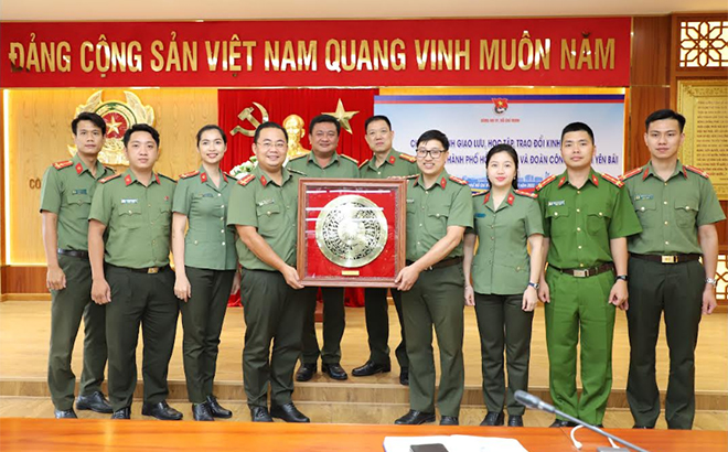 Đoàn thanh niên Công an tỉnh Yên Bái tặng quà lưu niệm cho Đoàn thanh niên Công an thành phố Hồ Chí Minh.