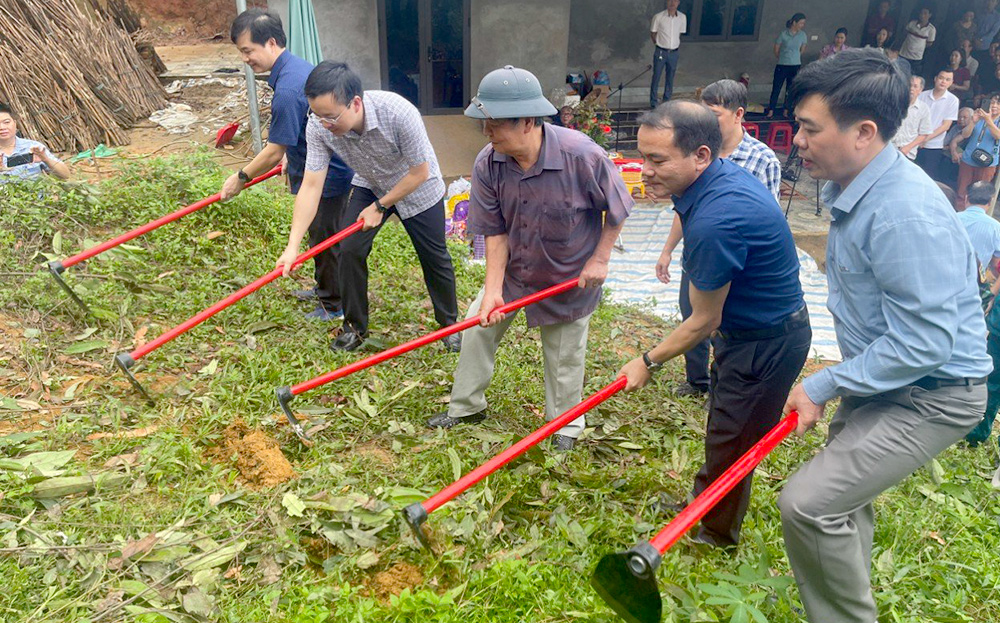 Các đồng chí lãnh đạo huyện, thị trấn tham gia khởi công công trình.