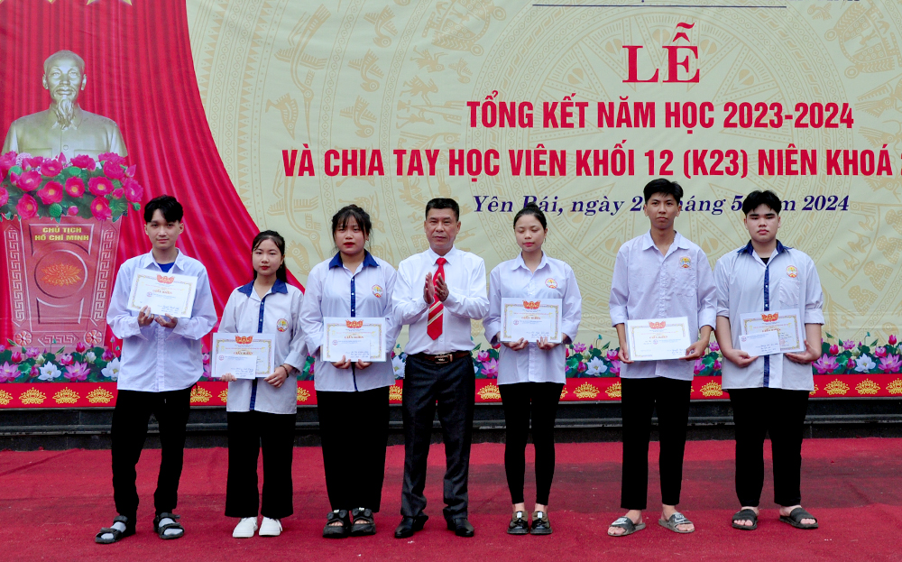 Lãnh đạo Trung tâm trao khen thưởng cho các học viên có thành tích xuất sắc năm học 2023 - 2024