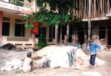 Công nhân Công ty cổ phần Xây dựng và Thương mại Sông hồng, thành phố Yên Bái thi công công trình Trường Tiểu học Đại Đồng (Yên Bình).
