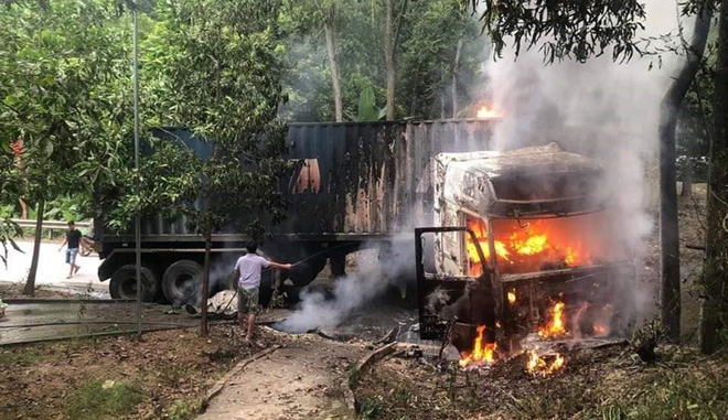 Hiện trường xe đầu kéo bốc cháy trên Quốc lộ 70. Ảnh: CTV.