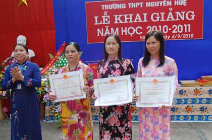 Tặng thưởng cho các giáo viên có thành tích xuất sắc trong năm học 2009 - 2010.