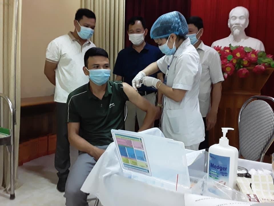 Tiêm vắc xin COVID-19 cho người dân tại xã Xuân Ái, huyện Văn Yên (Ảnh:FB Trang thông tin điện tử huyện Văn Yên).