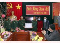 Đồng chí Trần Công Ứng Chỉ huy Trưởng Bộ chỉ huy Quân sự tỉnh tặng quà Ban Chỉ huy Quân sự huyện Mù Cang  Chải.