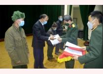 Đại diện lãnh đạo Bộ CHQS tỉnh trao quyết định cấp giấy chứng nhận cho thương binh.
