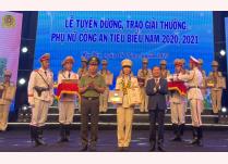 Trung tá Đinh Thu Hương được Thứ trưởng Bộ Công an Trần Quốc Tỏ, Thứ trưởng Bộ Lao động, Thương binh và Xã hội Lê Tấn Dũng trao Giải thưởng Phụ nữ công an tiêu biểu năm 2020, 2021.