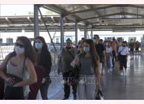 Người dân xếp hàng chờ kiểm tra thân nhiệt tại nhà ga tàu hỏa ở Athens, Hy Lạp trong bối cảnh dịch COVID-19 lan rộng. Ảnh tư liệu