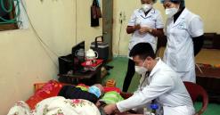 Cán bộ Trung tâm Y tế huyện Yên Bình kiểm tra kỹ sức khỏe cho người già yếu trước khi tiêm vắc xin phòng COVID-19 tại nhà. Ảnh; Minh Huyền