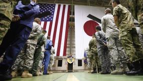 Binh sỹ Mỹ và Nhật Bản. (Ảnh: Reuters)