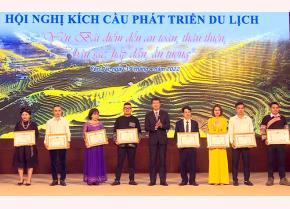 Chairman of the Yen Bai People’s Committee Tran Huy Tuan presents certificates of merit to six collectives and four individuals for their outstanding contributions in carrying out tourism activities in the province for the 2020-21 period.