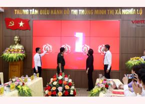 Minister of Home Affairs Pham Thi Thanh Tra, Major General Nguyen Thanh Nam - Deputy General Director of Military Industry and Telecommunications Group, Chairman of Provincial People's Committee Tran Huy Tuan and leaders of Nghia Lo town press the button to open the Smart City operation centre.