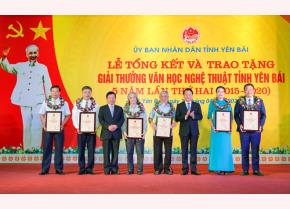 Secretary of the Provincial Party Committee Do Duc Duy and musician Do Hong Quan - Chairman of the National Committee of the Vietnam Union of Literary and Art Associations award A prizes to the winners.