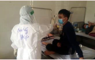 Bác sĩ Bệnh viện Lao và Bệnh phổi tỉnh trên tuyến đầu điều trị 
