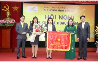 Bưu điện tỉnh Yên Bái năm thứ 4 liên tiếp nhận Cờ thi đua của Thủ tướng Chính phủ