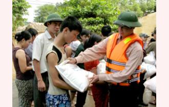 Lãnh đạo tỉnh Yên Bái và Tư lệnh quân khu II kiểm tra và cứu trợ người dân vùng bão lũ
