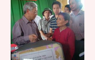 Chủ tịch Quốc hội Nguyễn Phú Trọng kiểm tra tình hình mưa lũ tại 
Yên Bái
