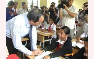 Phó Thủ tướng Chính phủ Nguyễn Thiện Nhân dự Lễ Khai giảng năm học mới ở xã bị ngập lũ Y Can