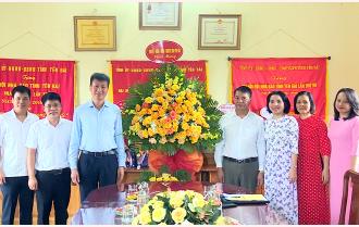 Chủ tịch UBND tỉnh Trần Huy Tuấn chúc mừng Hội Nhà báo và Trung tâm Điều hành thông minh tỉnh