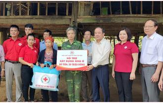 Phó Bí thư Thường trực Tỉnh ủy Tạ Văn Long trao hỗ trợ làm nhà chữ thập đỏ tại huyện Yên Bình