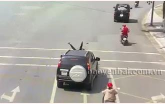 [VIDEO] Yên Bái: Ô tô đâm đuôi mô tô khi đang dừng đèn đỏ, 1 người phải đi cấp cứu