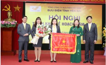 Bưu điện tỉnh Yên Bái năm thứ 4 liên tiếp nhận Cờ thi đua của Thủ tướng Chính phủ
