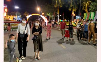 Thành phố Yên Bái nườm nượp người dạo phố đi bộ dịp nghỉ lễ