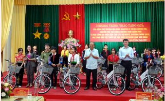 Nguyên Phó Thủ tướng Thường trực Chính phủ Trương Hòa Bình thăm, tặng quà gia đình chính sách, hộ nghèo, học sinh vượt khó tại Yên Bái