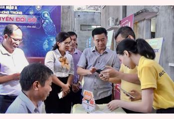 Lãnh đạo UBND huyện Văn Yên trao đổi với đội ngũ cán bộ, công chức tại Lễ phát động “Tháng chuyển đổi số” của thị trấn Mậu A. (Ảnh minh họa)