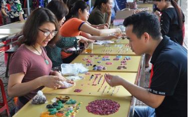 Luc Yen gemstone market is a destination of many domestic and foreign tourists. Photo: Thuy Thanh