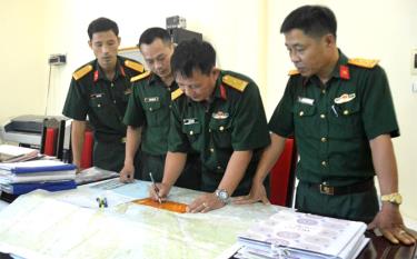 Cán bộ chính sách và tác huấn Bộ Chỉ huy Quân sự tỉnh phối hợp rà soát thẩm định bản đồ kết luận địa bàn huyện Yên Bình.