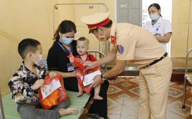 Đoàn viên thanh niên Công an huyện Văn Yên tặng quà các bệnh nhi điều trị tại Trung tâm Y tế huyện Văn Yên nhân dịp tết Trung thu.