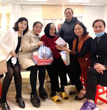 Chị Phạm Thị Vượng (thứ 2, phải sang) cùng chị em Hội Nữ doanh nhân tỉnh thăm hỏi, tặng quà Bà mẹ Việt Nam Anh hùng.