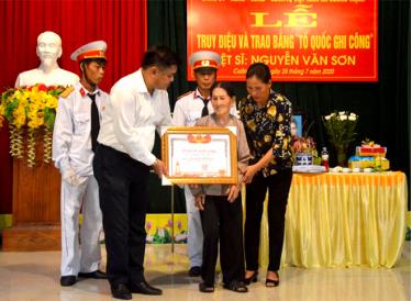 Lãnh đạo huyện Trấn Yên trao Bằng Tổ quốc ghi công cho thân nhân liệt sĩ Nguyễn Văn Sơn.