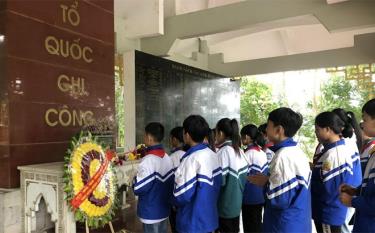 Học sinh trên địa bàn thị xã Nghĩa Lộ thường xuyên thăm viếng tri ân các anh hùng liệt sĩ tại Khu di tích lịch sử Căng và Đồn Nghĩa Lộ.
