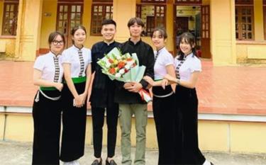 A group of students of Nghia Lo township high school bags the second prize at the ‘Vietnam’s quintessence’ contest.