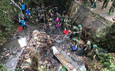 Lực lượng vũ trang và tuổi trẻ thành phố Yên Bái thu gom rác thải, nạo vét dòng chảy trong các khe suối trên địa bàn.
